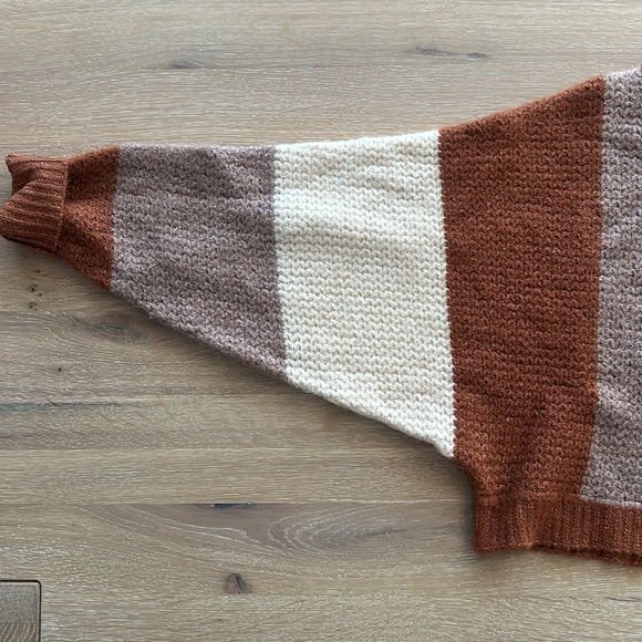 Shop Stevie Jaynie Cropped Sweater - Picture 3 of 6